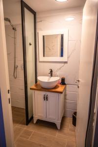 Ванна кімната в bali carmel zimmer & spa