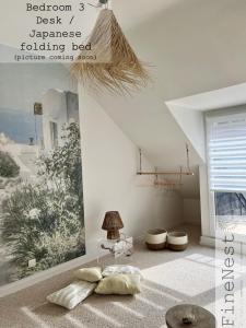 ein weißes Zimmer mit einem Bett und einem Fenster in der Unterkunft Villa 3 chambres "La luxueuse Ardennes" by FineNest in Chaudfontaine