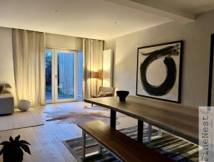 ein Wohnzimmer mit einem Tisch und einem Sofa in der Unterkunft Villa 3 chambres "La luxueuse Ardennes" by FineNest in Chaudfontaine