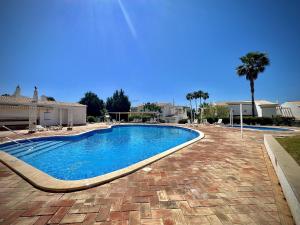 una piscina frente a una casa en Vilamoura Eden Villa With Pool by Homing, en Vilamoura