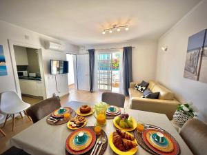 una sala de estar con una mesa con comida. en Vilamoura Eden Villa With Pool by Homing, en Vilamoura