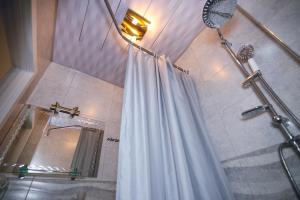 Koupelna v ubytování Kenari Hotel + 37 fotografií