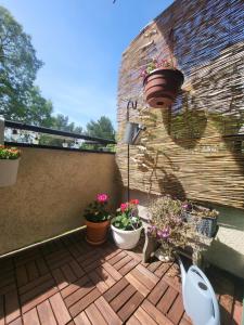 Zahrada ubytování Cozy apartment with balcony 10 min from the beach