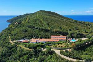 una vista aerea di un resort su una montagna di Hotel Capo Di Stella a Capoliveri