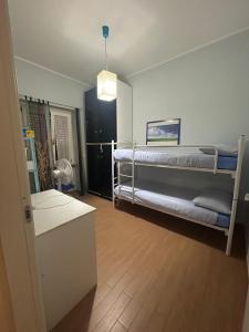 Zimmer mit 2 Etagenbetten in einem Zimmer in der Unterkunft La casina di Karol in Ronciglione