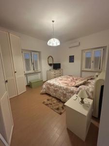ein Schlafzimmer mit einem Bett und einem Tisch darin in der Unterkunft La casina di Karol in Ronciglione