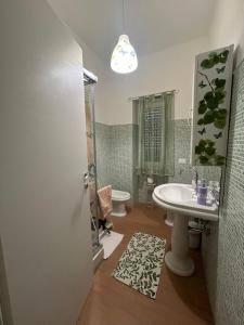 een badkamer met een wastafel, een bad en een toilet bij La casina di Karol in Ronciglione