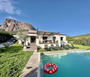 ein Haus mit einem Pool vor einem Haus in der Unterkunft La Villa Gioia avec piscine ! in 