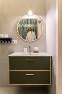 La salle de bains est pourvue d'un lavabo et d'un miroir. dans l'établissement Andromeda Luxury Flat, à Modugno