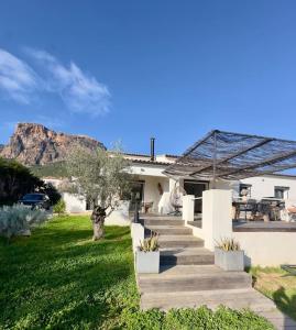 una casa con una scala davanti a un cortile di La Villa Gioia avec piscine ! ad Afa