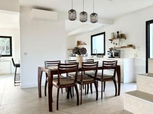 eine Küche und ein Esszimmer mit einem Tisch und Stühlen in der Unterkunft La Villa Gioia avec piscine ! in 