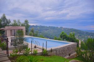 een zwembad met uitzicht op een berg bij Humphreys HillHouse in Kisii