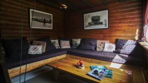 una habitación con sofá y mesa en una cabaña en katafygio-oiti, en Pavliani