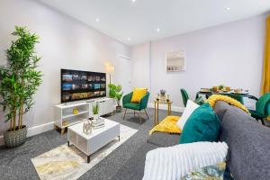 un soggiorno con divano e TV di 2 bedroom flat with a king-size bed in London, United Kingdom a Barnet