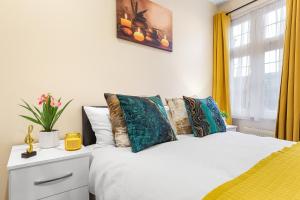 Tempat tidur dalam kamar di Stunning & Spacious 2-bedroom flat in London, Close to all airports!