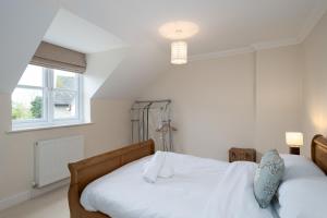 Una cama o camas en una habitación de Large detached Cambridgeshire Countryside Home