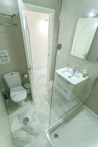 łazienka z toaletą, umywalką i prysznicem w obiekcie Canovas Nerja - Casa adosada con piscina Los Huertos 6 w mieście Nerja +15 zdjęć