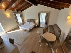 - une chambre avec un lit, une table et des chaises dans l'établissement Hotel Vittoria, à Rubano
