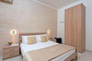 - une chambre avec un grand lit et une armoire en bois dans l'établissement Casa Vacanze Carolina 348, à Naples 16 autres photos