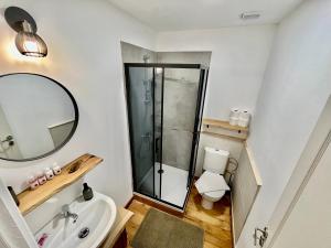 Un baño con ducha, lavabo e inodoro. en SKYLER VINTAGE APARTMENTS, en Plovdiv 45 fotos más