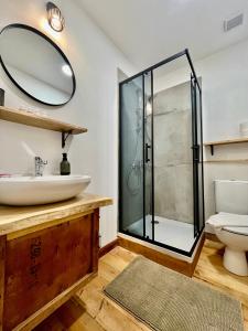 Un baño con ducha de cristal y lavabo. en SKYLER VINTAGE APARTMENTS, en Plovdiv