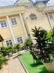 une maison avec une pelouse devant elle dans l'établissement PRESKEN CASTLE, à Lagos
