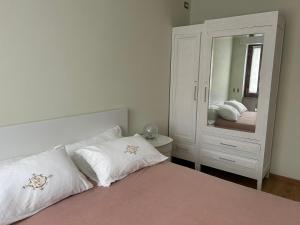 Masera的住宿－Casa Dolce Casa，一间卧室配有一张床和一面大镜子