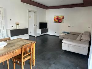 ein Wohnzimmer mit einem Tisch und einem Sofa in der Unterkunft Casa Dolce Casa in Masera