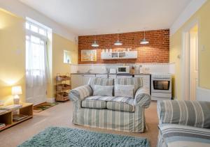 un soggiorno con divano e una cucina di Swallows Nest - Briston a Briston
