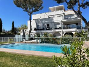 Bazén v ubytovaní Appartement T2 piscine et plage alebo v jeho blízkosti