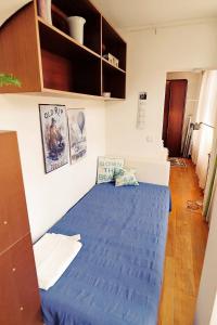 una camera con un grande letto blu di Altstadtsonne 1 - ABC33 a Wismar