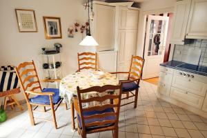 una cucina con tavolo e sedie in una stanza di Altstadtsonne 1 - ABC33 a Wismar