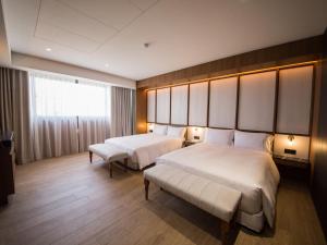 安平的住宿－安平‧留飯店，酒店客房设有两张床和窗户。