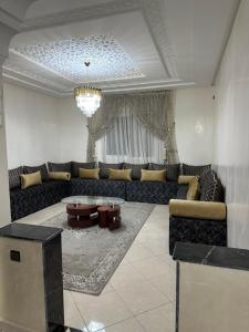 - un salon avec un canapé et une table dans l'établissement Luxury Modern Apartment, à Béni Mellal