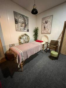 Habitación con cama, mesa y estatua en Apart Lamas Luxo en Paços de Brandão