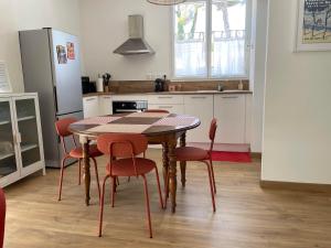 Kuchyňa alebo kuchynka v ubytovaní Appartement T2 piscine et plage