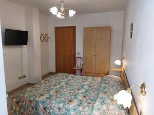 1 dormitorio con 1 cama y TV de pantalla plana en Affittacamere Via Carducci, en Gubbio