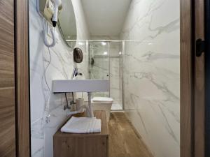 une salle de bain avec un lavabo et une douche dans l'établissement Boutique Palacio, à Alicante 106 autres photos