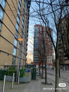 een straat met hoge gebouwen en een straatlicht bij North Acton Flat in Londen