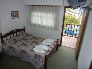 En eller flere senge i et værelse på Hotel Dos Reyes