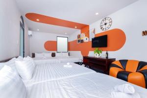 a hotel room with two beds and a tv at Wabi Sabi Villa * Hồ Bơi Thác Nước 140 m2 * Phòng Karaoke Thủy Cung in Vung Tau