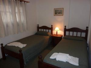 A bed or beds in a room at Hotel Dos Reyes