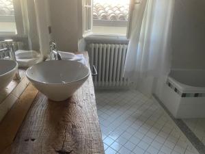 聖阿爾坎傑洛－迪羅馬涅的住宿－innvicolo，带浴缸、水槽和窗户的浴室