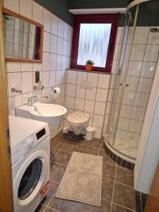 ein Badezimmer mit einem Waschbecken und einer Waschmaschine in der Unterkunft Ferienwohnung ca.80qm in Lebach