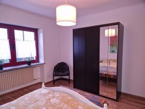 ein Schlafzimmer mit einem schwarzen Schrank und einem Bett in der Unterkunft Ferienwohnung ca.80qm in Lebach