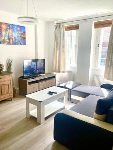 ein Wohnzimmer mit einem Sofa und einem TV in der Unterkunft Impeccable 2-Bed Apartment in London in London