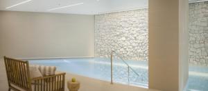 a room with a swimming pool with a tub at Hotel Kompas in Dubrovnik
