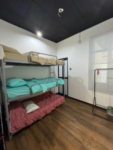 Cette chambre comprend 2 lits superposés. dans l'établissement Rumah Hijau Homestay, à Alor Setar