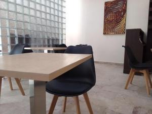 una mesa y sillas en una habitación en st Theresers apartment B2, en Lekki