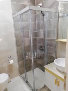 La salle de bains est pourvue d'une douche, de toilettes et d'un lavabo. dans l'établissement Genç Apart, à Muğla